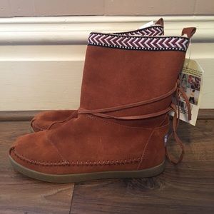 TOMS size 7 Sherpa lined boots. New with tags.